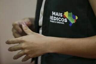 Jaleco com slogan do Mais Médicos, programa do Governo Federal (Foto: Marcelo Camargo/Agência Brasil)
