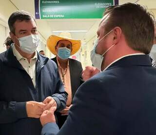 Riedel durante visita ao Hospital Regional acompanhado do prefeito Angelo Guerreiro ao fundo (Foto: Reprodução)