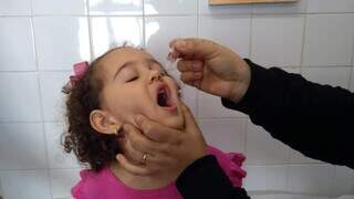 Criança recebe imunizante em gotas (Foto: divulgação Sesau)