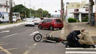 Motociclista da Honda CG Titan é atendido após colisão no cruzamento da Avenida Eduardo Elias Zahran e Rua Luiz Dodero (Foto: Alex Machado)