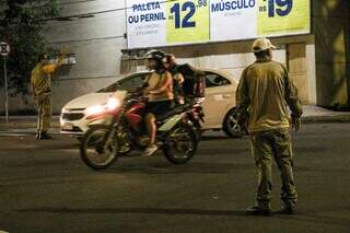 Agentes de trânsito organizando tráfego na Avenida Eduardo Elias Zahran (Foto: Juliano Almeida)