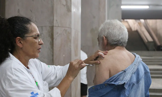 Profisisonal de saúde aplicando vacina em braço de idoso (Foto: Rovena Rosa/Agência Brasil)