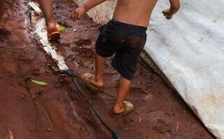 Criança caminha em área de risco (Foto: Henrique Kawaminami)