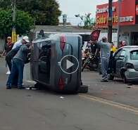 Motorista atinge carro na traseira e tomba veículo na Albert Sabin 