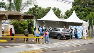 Funcionários da Santa Casa e carro chegando com doações neste sábado (Foto: Alex Machado)