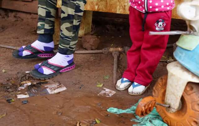 Fam&iacute;lias dormem juntas e dividem &uacute;nico cobertor para superar frio