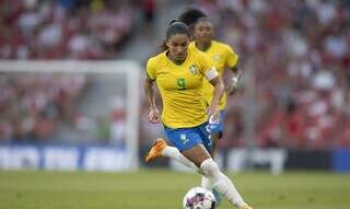 Atacante Debinha conduzindo a bola com a camisa da Seleção Brasileira (Foto: Lucas Figueiredo/CBF) 