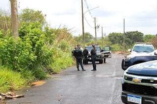 Policiais militares em ação no local em que Rodrigo foi baleado. (Foto: Paulo Francis)