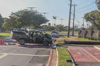 Caminhonete destruída e semáforo caído no local onde acidente aconteceu (Foto: Marcos Maluf)