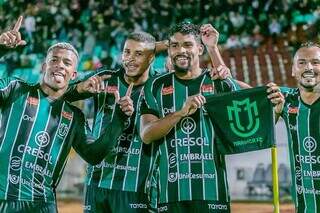 Jogadores do Maringá comemorando vitória sobre Pouso Alegre (Foto: @fernando_fotoimagem)