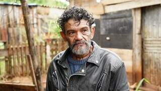 Servente de pedreiro, Adilson Salazar Benites, 54 anos, em uma das entradas da Favela Esperança (Foto: Alex Machado)