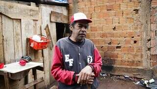 Carpinteiro Edson Pereira de Souza, 44, em frente ao seu barraco (Foto: Alex Machado)