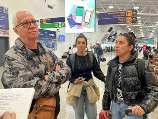 Aroldo e as filhas após saberem do cancelamento do voo até o Aeroporto de Congonhas (SP) (Foto: Marcos Maluf)