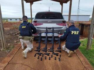 Policiais rodoviários federais retiram armas de HB20, parado na BR-463 (Foto: Divulgação)