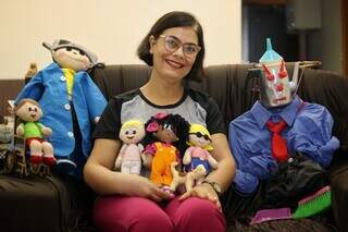 Elaine com bonecos utilizados em projeto de leitura que propõe ensinar sobre diversidade e autonomia para os alunos (Foto: Osmar Daniel Veiga)