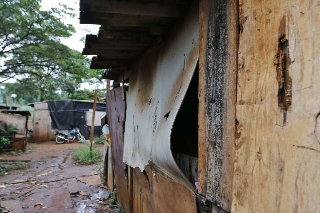 Frio entra por frestas do barraco, mas doa&ccedil;&atilde;o da campanha do agasalho n&atilde;o chegou