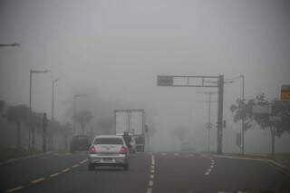 Na Avenida Duque de Caxias, motorista enfrente nevoeiro e falta de sinalização (Foto: Marcos Maluf)
