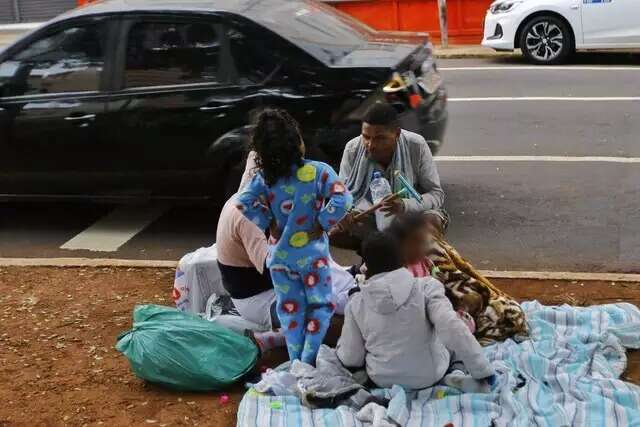 Crianças enfrentam frio em canteiro de avenida para famílias lucrarem no sinal