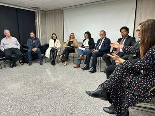 Parlamentares, pesquisadores de MS e membros do Fórum durante encontro (Foto: Fernanda Palheta)
