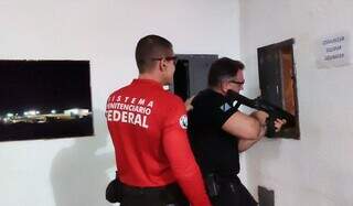 Servidor do Sistema Penitenciário Federal dando treinamento para polícial penal (Foto: Divulgação/Agepen)