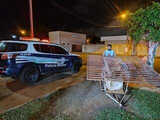 Suspeito carregando portão e carrinho de reciclagem (Foto: Sidrolândia News)