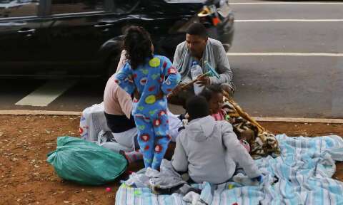 Crianças enfrentam frio em canteiro de avenida para famílias lucrarem no sinal