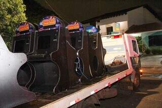 Máquinas de jogos de azar são guinchadas por caminhão. (Foto: Juliano Almeida)