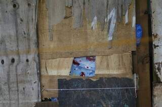 Cobertor infantil cobre um buraco na parede de um dos barracos no Mandela (Foto: Paulo Francis)