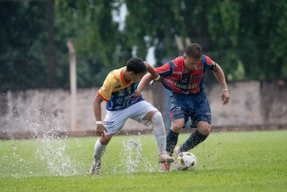 Jogadores do Ivinhema e União ABC disputando bola em jogo Sub-20 (Foto: @eduardofotoms) 