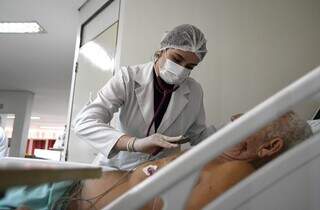 Profissional atende paciente no Hospital Regional de Campo Grande. (Foto: Divulgação HR)