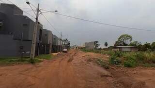 Rua do Bairro Jardim Mansur que recebera obra de drenagem e asfalto. (Foto: Divulgação/PMCG)