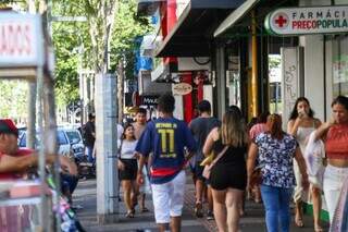 Consumidores andando na Rua 14 de Julho, em Campo Grande (Foto: Arquivo/Campo Grande News)