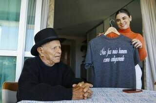 Renata mostra camiseta do pai, com dizeres &#34;não se faz mais homem como antigamente&#34; (Foto: Paulo Francis)