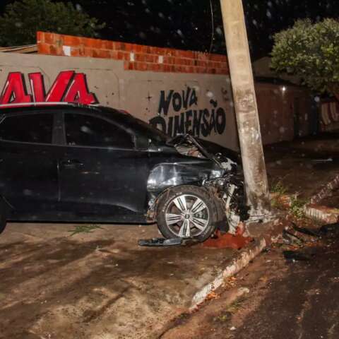 Colis&atilde;o entre dois ve&iacute;culos deixa &quot;rastro&quot; de destrui&ccedil;&atilde;o na Rua 13 de Junho