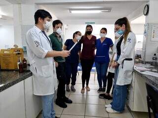 Equipe da UPA Leblon lê carta recebida de paciente (Foto: Arquivo pessoal)