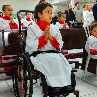 Samuel, de apenas 7 anos, se tornou coroinha da igreja (Foto: Gabriel Silva/Comunicacao Sao Judas Tadeu)