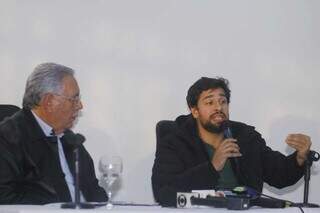Assessor jurídico, Rafael Meireles em entrevista coletiva ao lado de Estevão Petrallás (Foto: Paulo Francis)