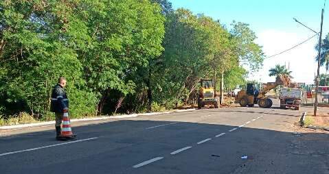 Limpeza na Ernesto Geisel retira 35 caminhões de entulhos do Rio Anhanduí