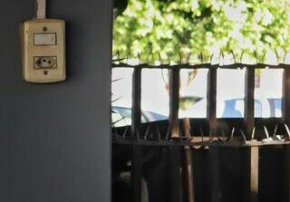 Lanças de ferro instalada em portão pelo comerciante (Foto: Osmar Veiga)