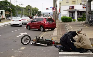 Motociclista sofreu acidente ao fazer conversão proibida na Avenida Eduardo Zahran.