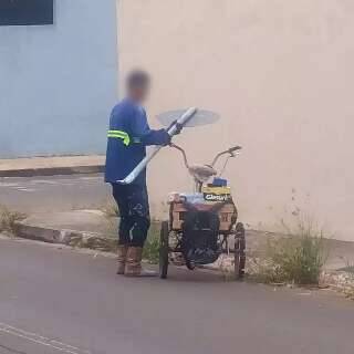 Homem é flagrado furtando placa de sinalização de trânsito em plena luz do dia