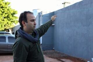 Alexandre mostra por onde criminoso teve acesso a intens furtados (Foto: Osmar Veiga)