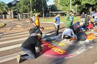 Confecção de tapete no dia de Corpus Christi, na Avenida Afonso Pena (Foto: Arquivo/Campo Grande News)