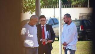 À esquerda, Umberto Alves Pereira conversa com o advogado Guilherme Delmondes, também defensor do filho de Beto, Marcelo Mitsuo Elzoe Pereira (Foto: Alex Machado)