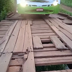 Ponte quebrada em região rural impede crianças de irem para escola 