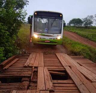 Ônibus escolar tenta atravessar ponte sobre Córrego Mimoso, em zona rural de Campo Grande (Foto: Marciana Ribeiro)