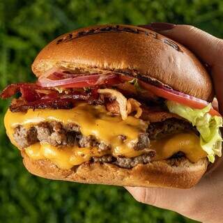 O Standard Burger estará com a promoção &#34;Pede um, leva dois&#34;