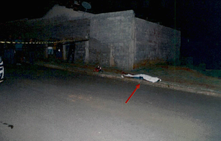 Corpo de Antonio coberto por lençol no local onde foi morto (Foto: Reprodução)