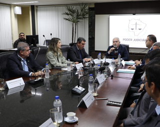 Desembargador Sérgio Fernandes Martins preside mesa de debate sobre ações fiscais (Foto: Divulgação)