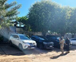 Veículos de luxo roubados, levados para a 2ª Delegacia de Polícia de Ponta Porã (Foto: Divulgação)